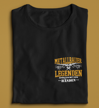 Lade das Bild in den Galerie-Viewer, Metallbauer Legenden Brusttaschen Design  - Unisex  T-Shirt
